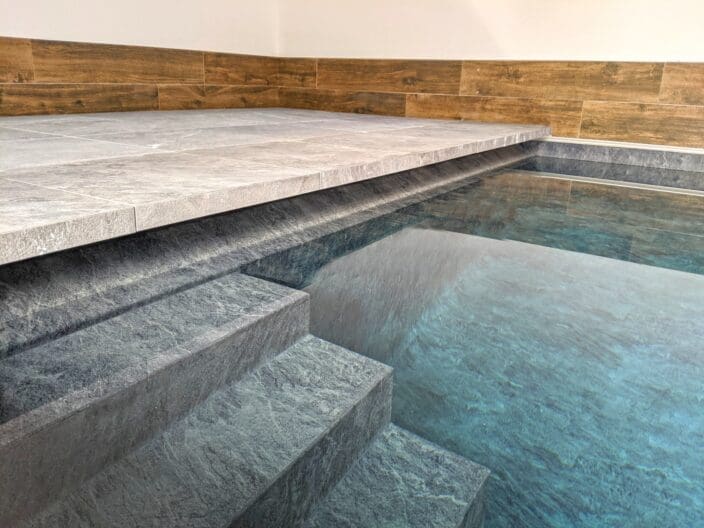 steps leading into the pool